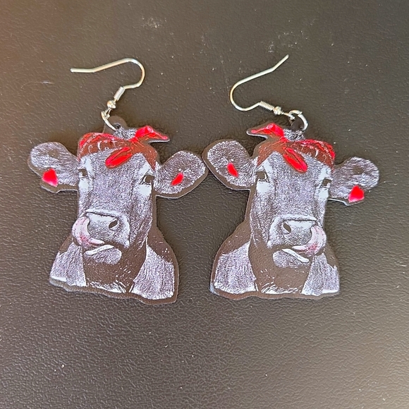 Black and White Cow Earrings Red Bow NWT Farm Animals Cow Girl Cow Lover Gift - Picture 1 of 2